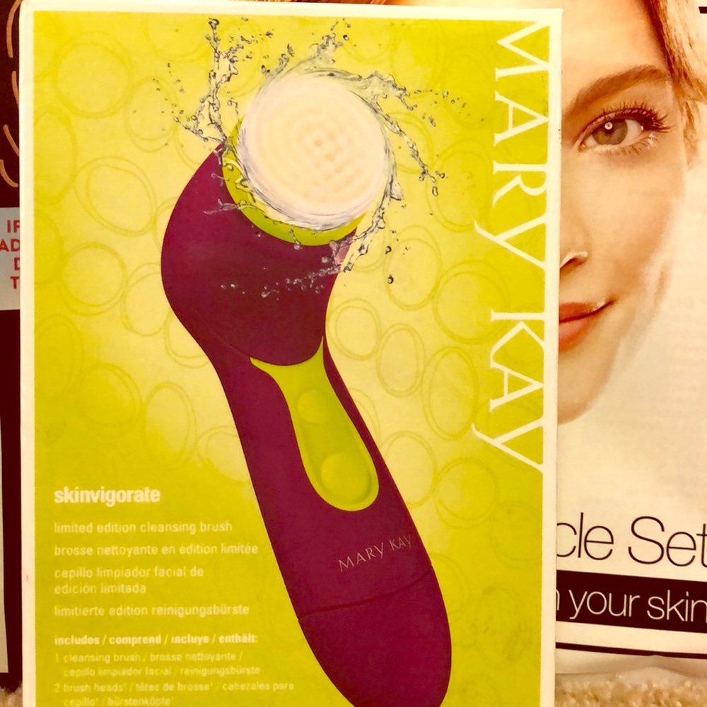 Mary Kay cleansing brush Never Opened !